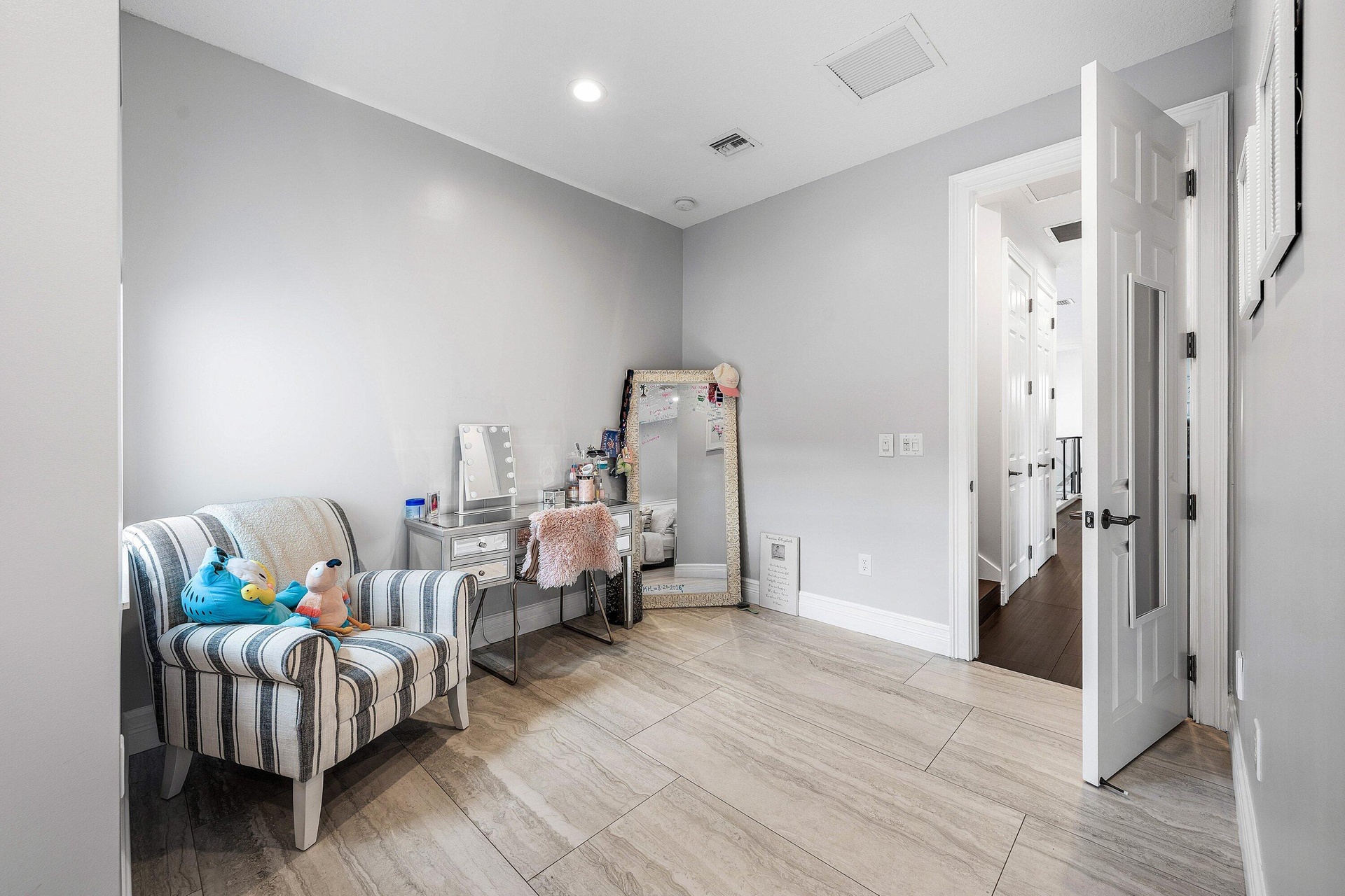 Bedroom 4 ensuite - seating area
