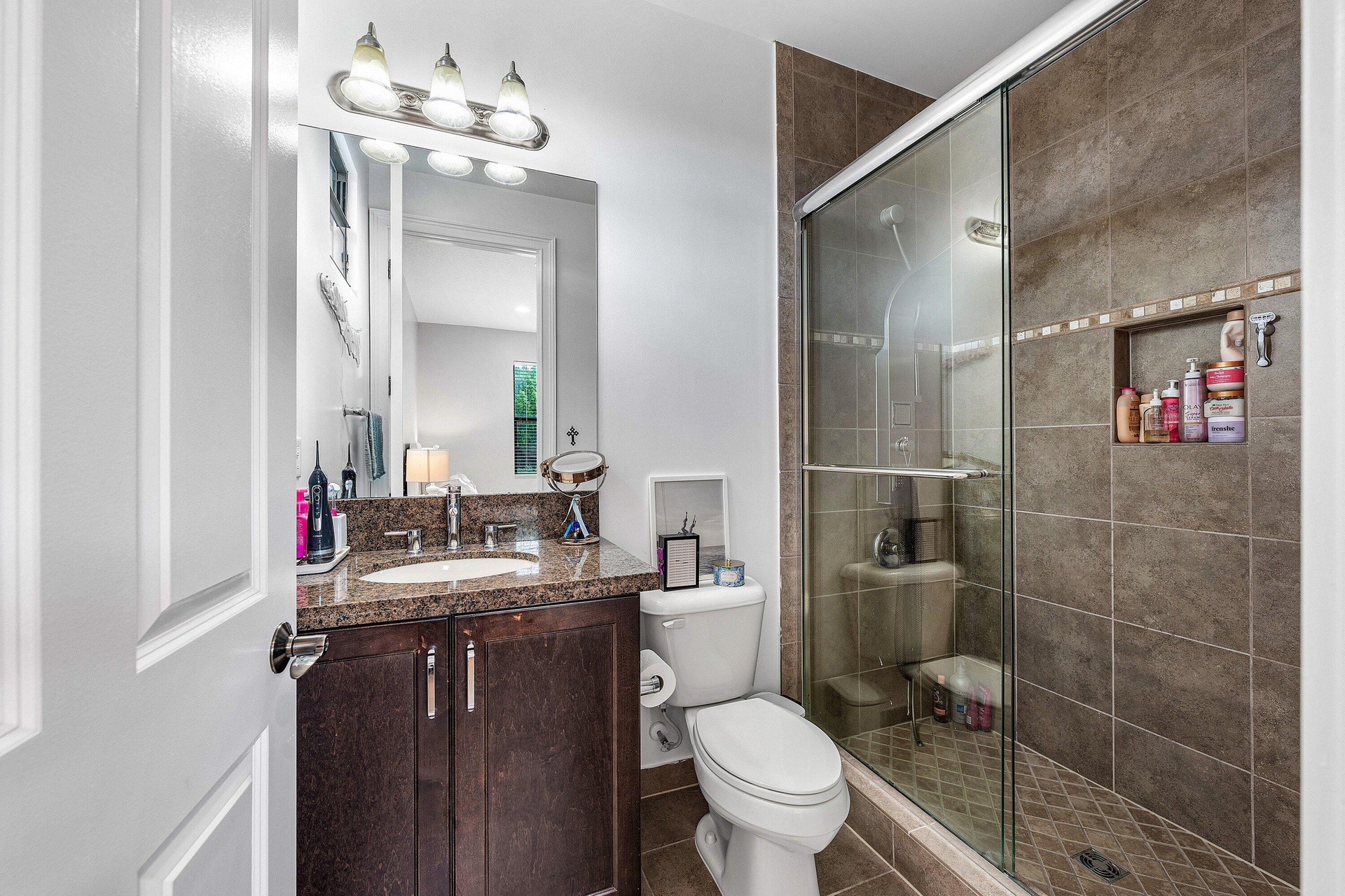 Bathroom 3- upstairs