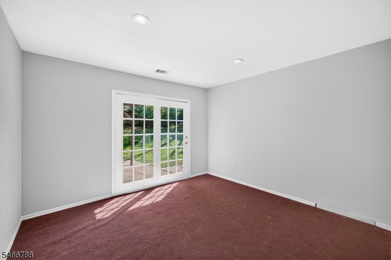 4th Bedroom, Carpet