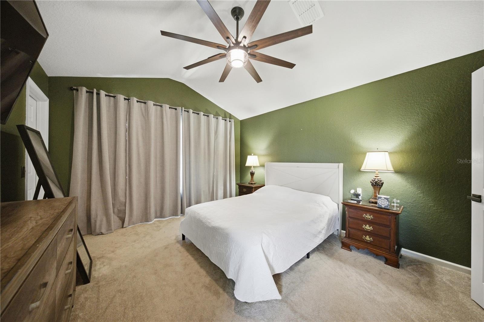 Primary bed, vaulted ceiling, remote big fan