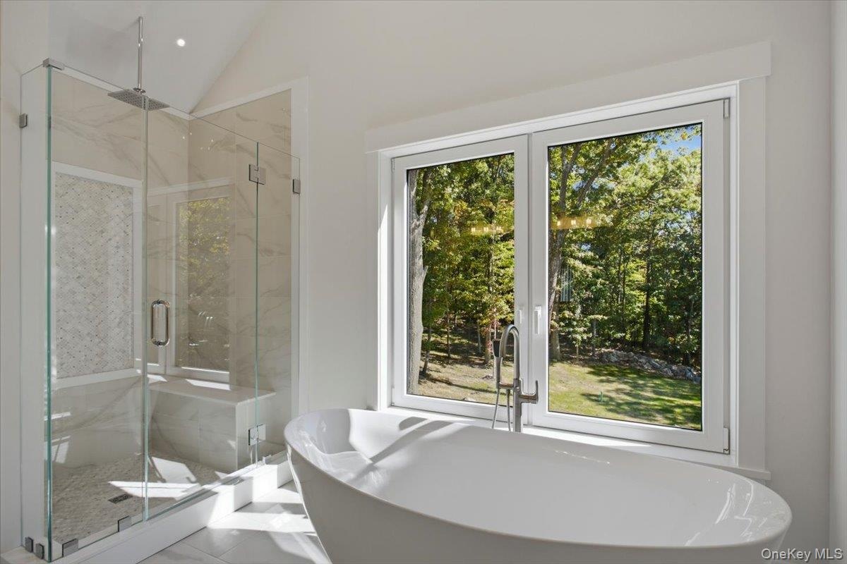 6 foot Soaking tub