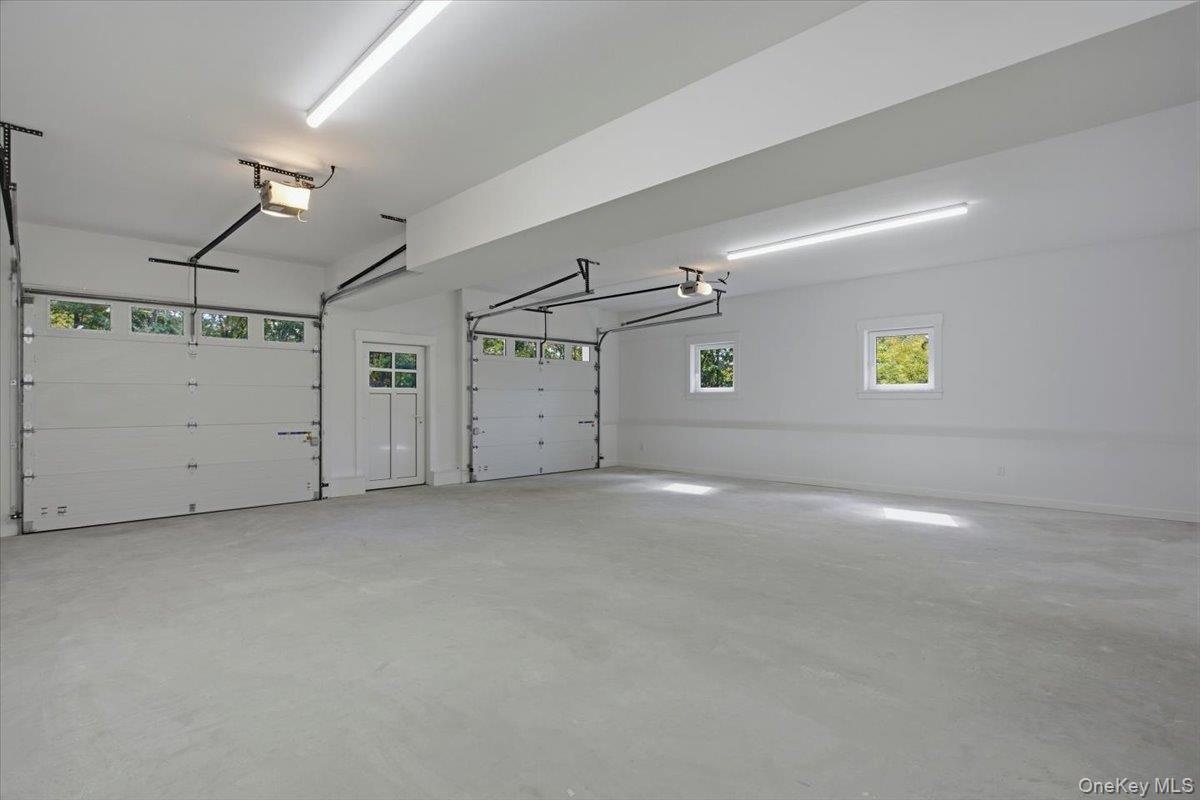 Oversized 2 car garage with 10ft ceilings