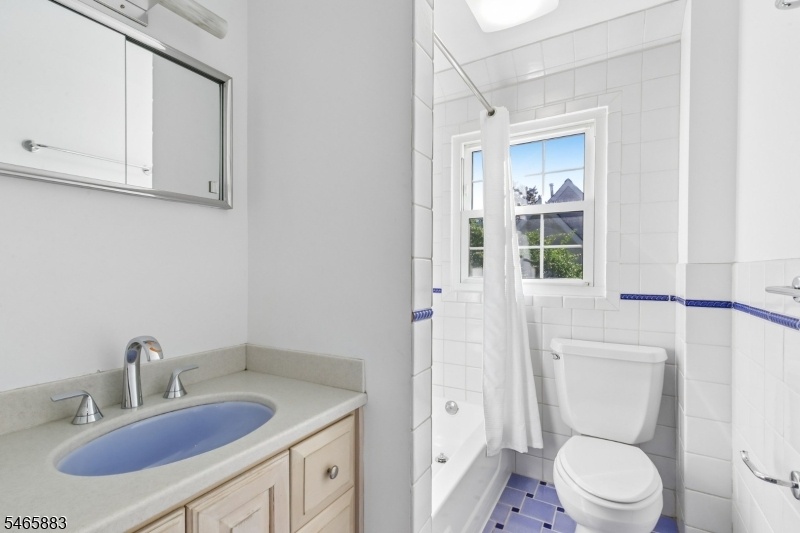 Bathroom - between bedroom 2&3