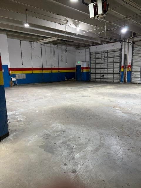 Large warehouse with 5 garage doors