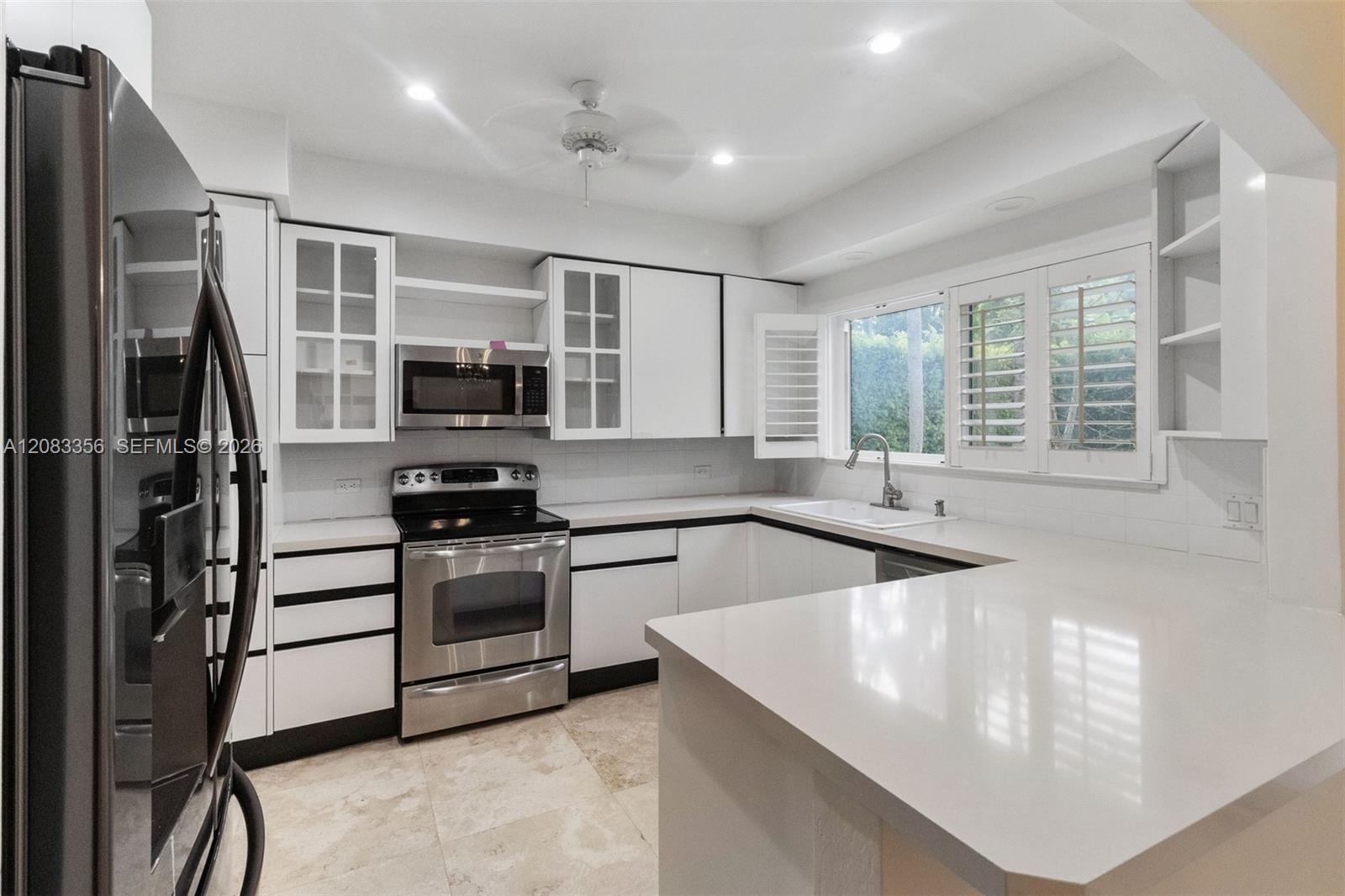 Corner View of Large Gourmet Kitchen. Lots of Sunlight