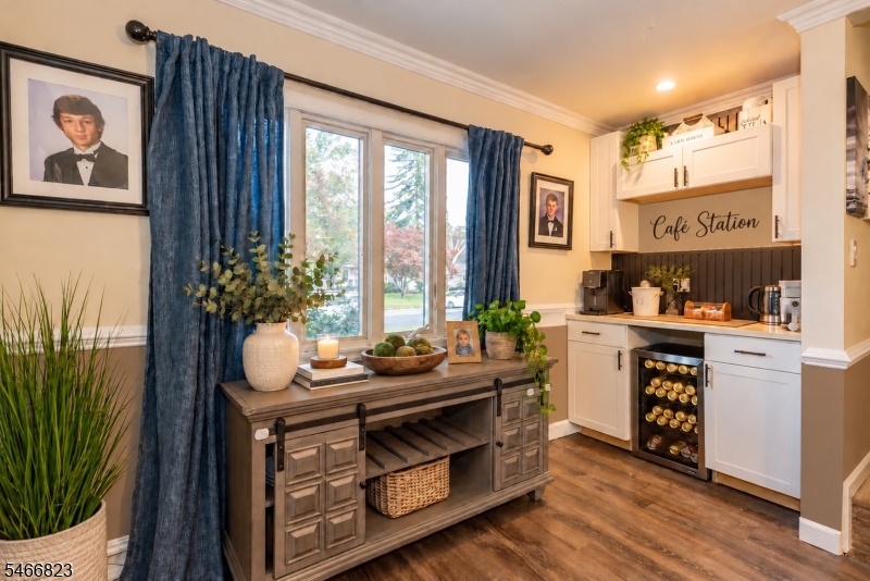 Dining room/Sry bar