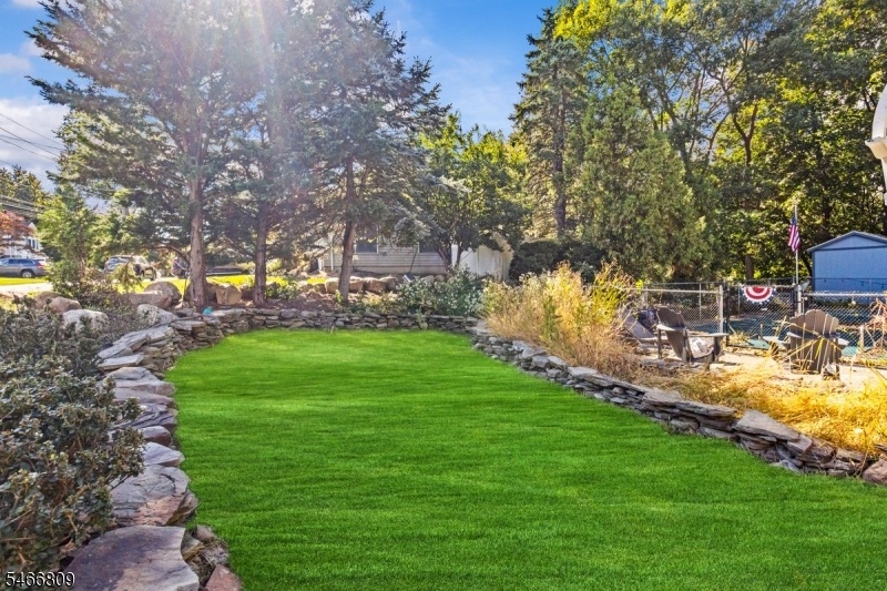 LARGE SIDE YARD