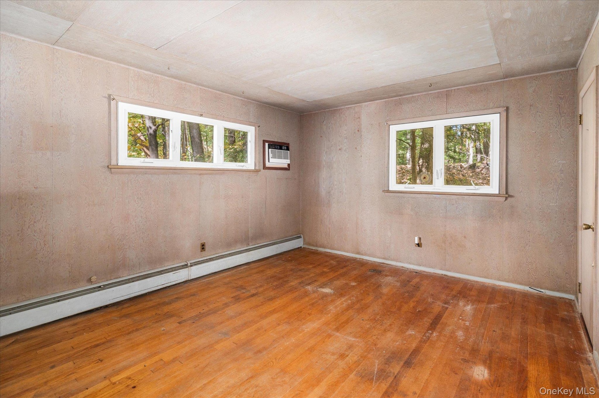 A quiet (4th) bedroom with a view of the woods