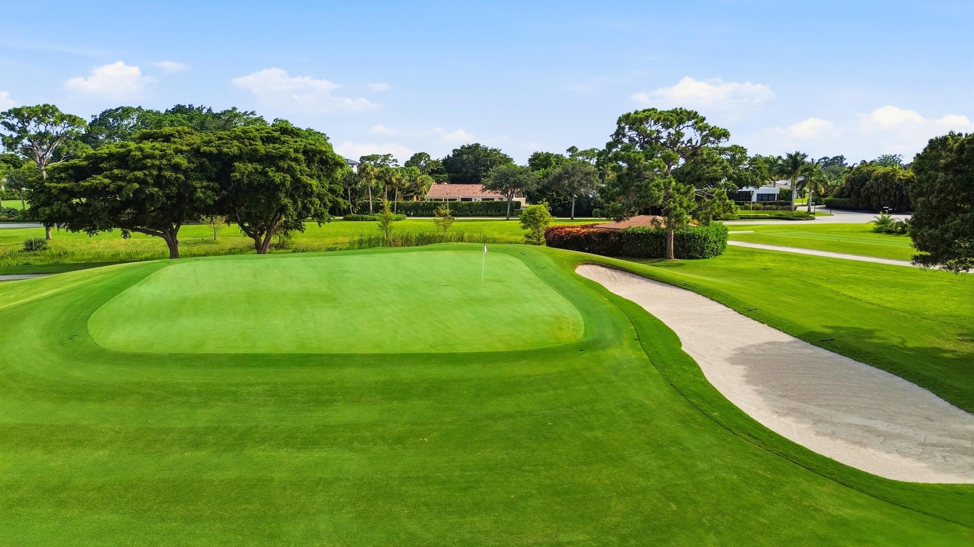 The beautifully reimagined Seagate Golf Club offers an exceptional golfing experience set across 300 acres of meticulously maintained landscape. Origi