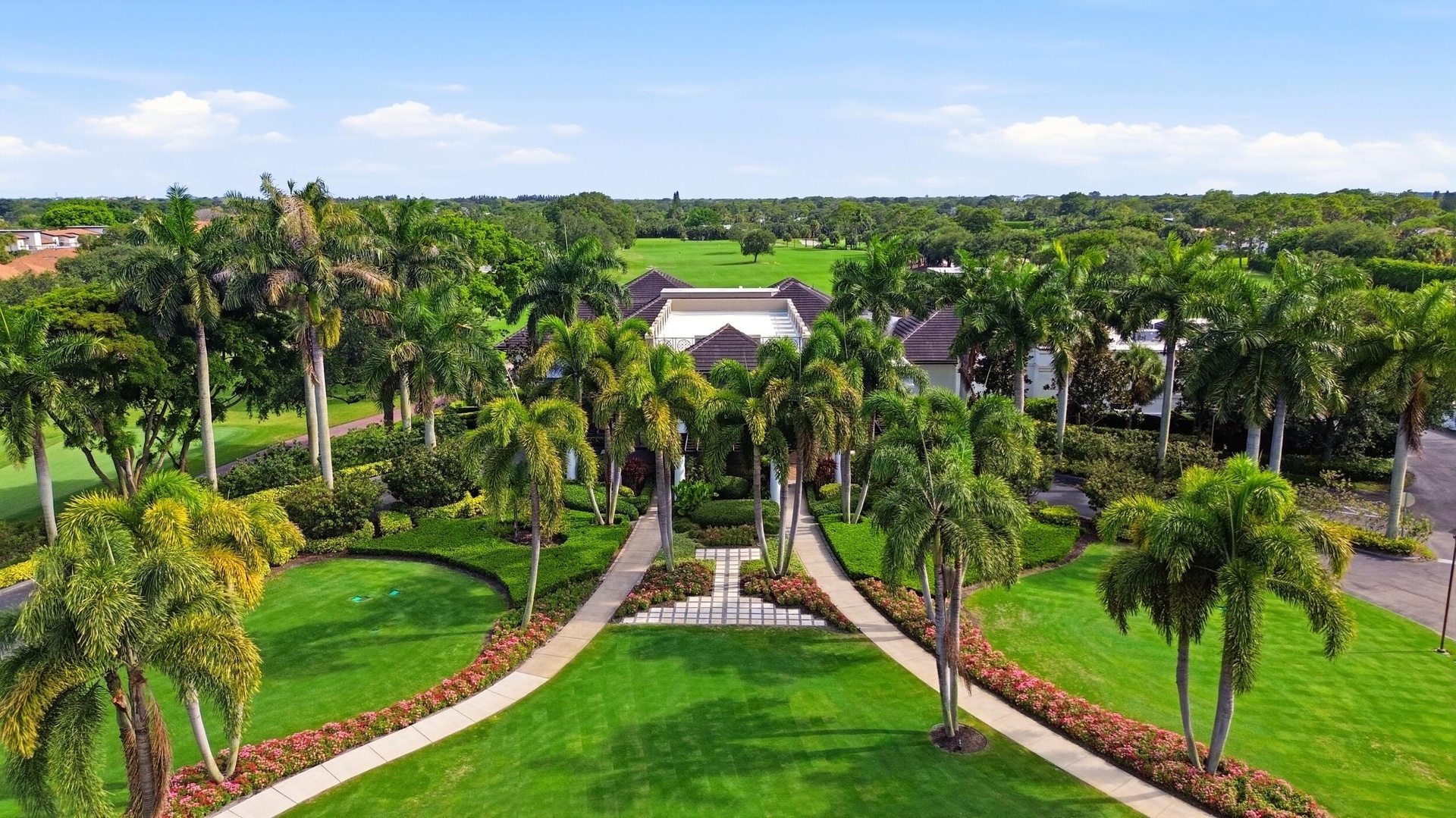 The beautifully reimagined Seagate Golf Club offers an exceptional golfing experience set across 300 acres of meticulously maintained landscape. Origi