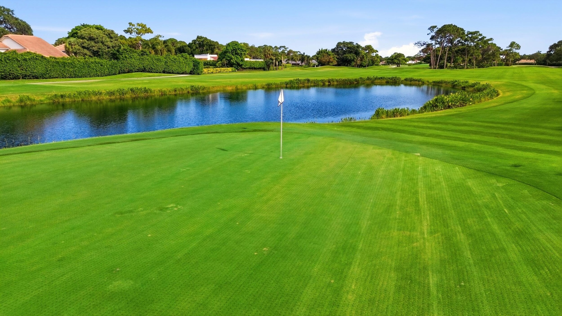 The beautifully reimagined Seagate Golf Club offers an exceptional golfing experience set across 300 acres of meticulously maintained landscape. Origi