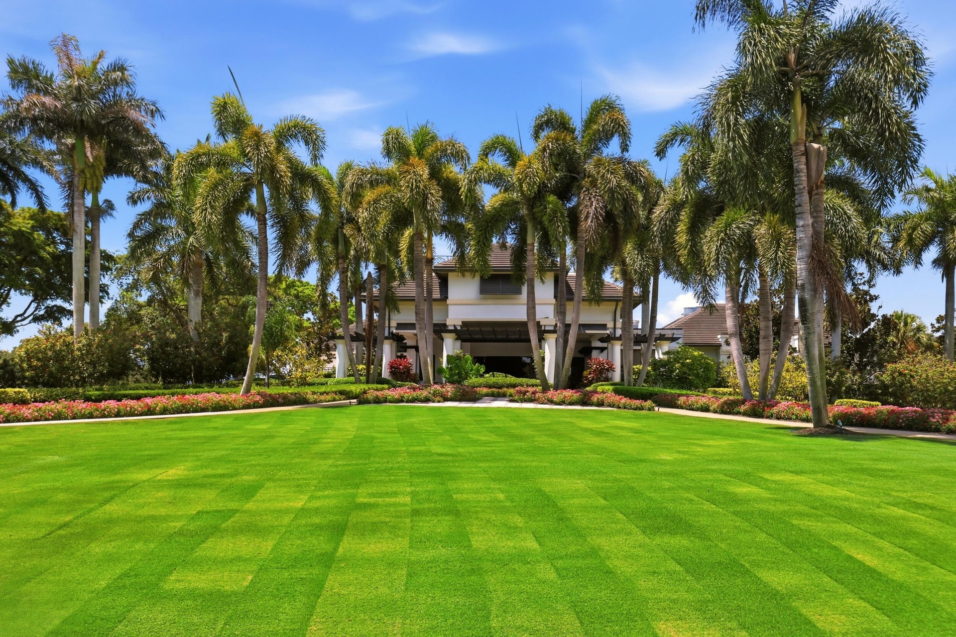 The beautifully reimagined Seagate Golf Club offers an exceptional golfing experience set across 300 acres of meticulously maintained landscape. Origi