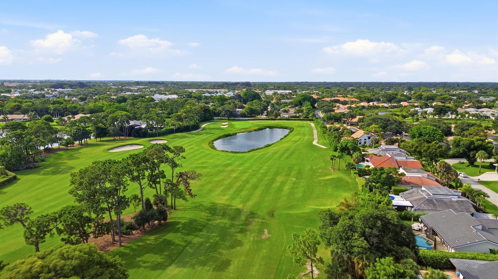 The beautifully reimagined Seagate Golf Club offers an exceptional golfing experience set across 300 acres of meticulously maintained landscape. Origi