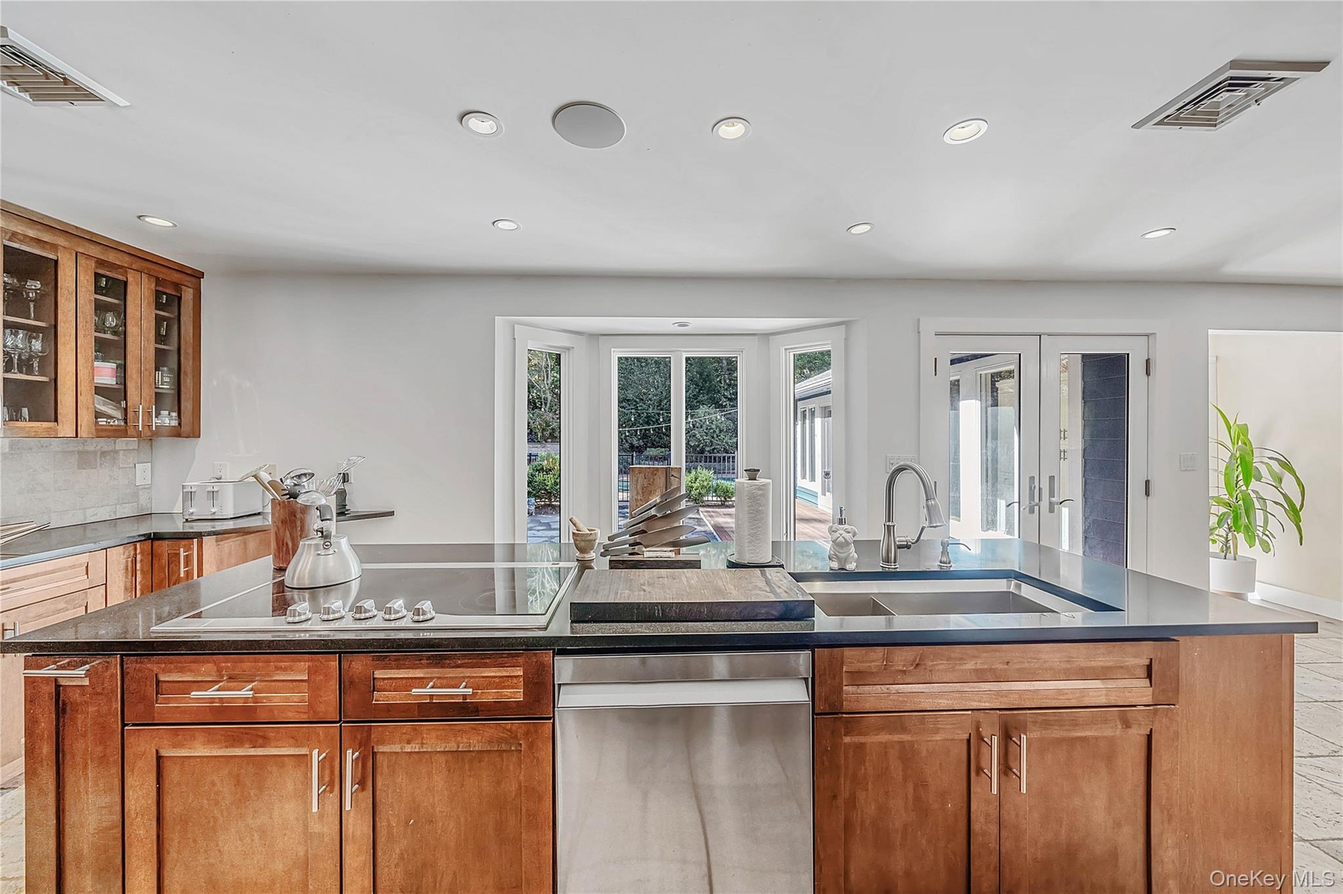 lagre center island with sink and ceramic cooktop