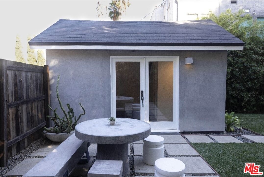 Back studio/guesthouse