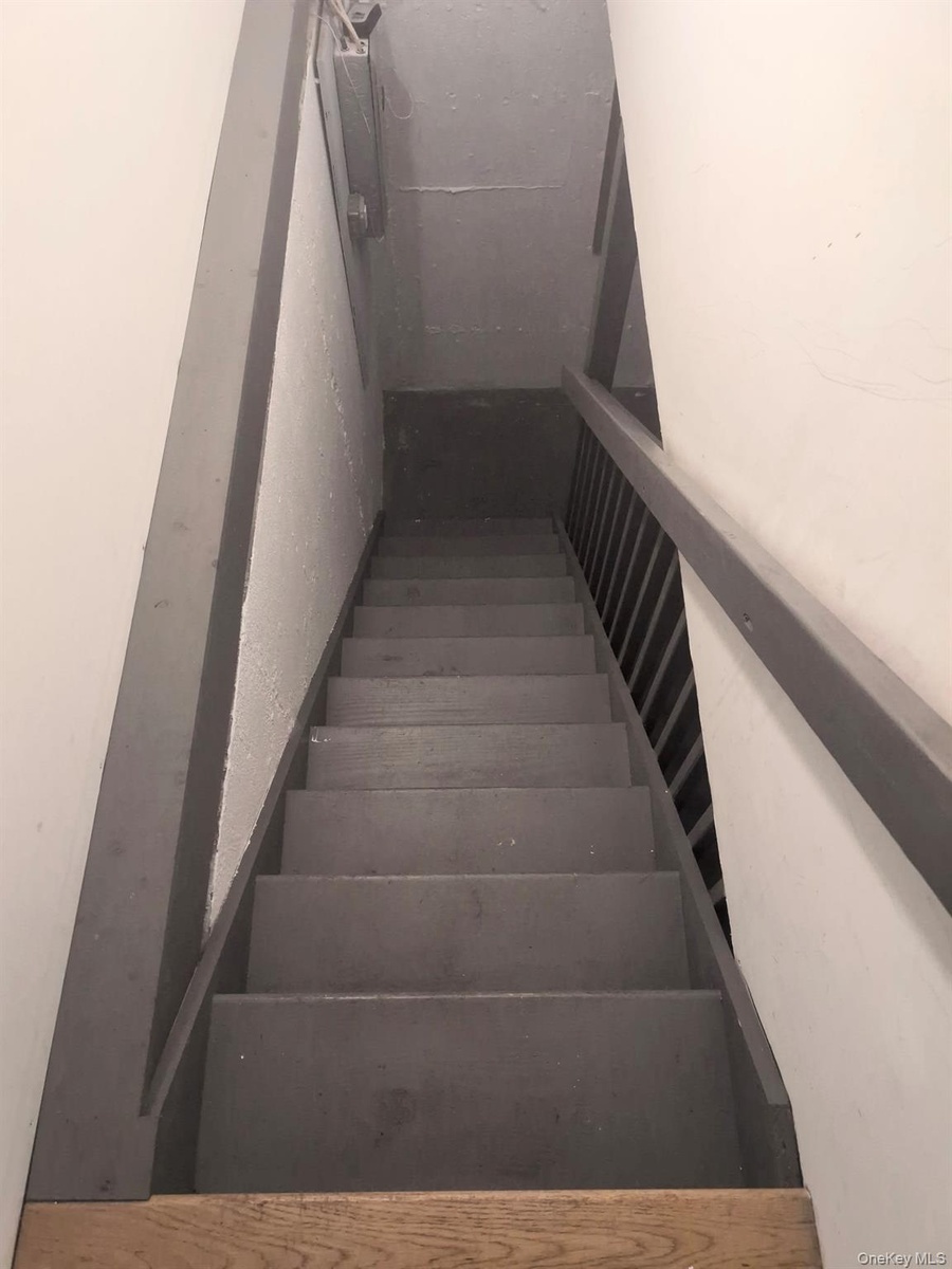 ISE to full basement just off of side entrance door...