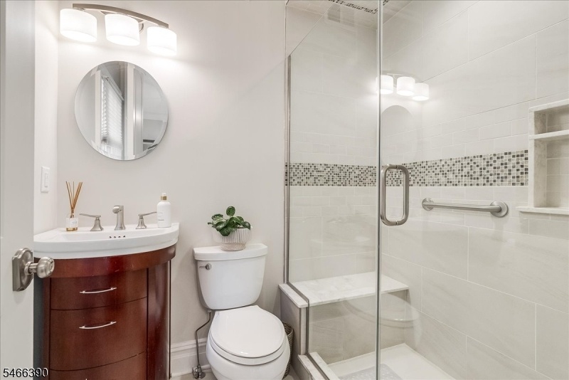 1st fl ensuite bath