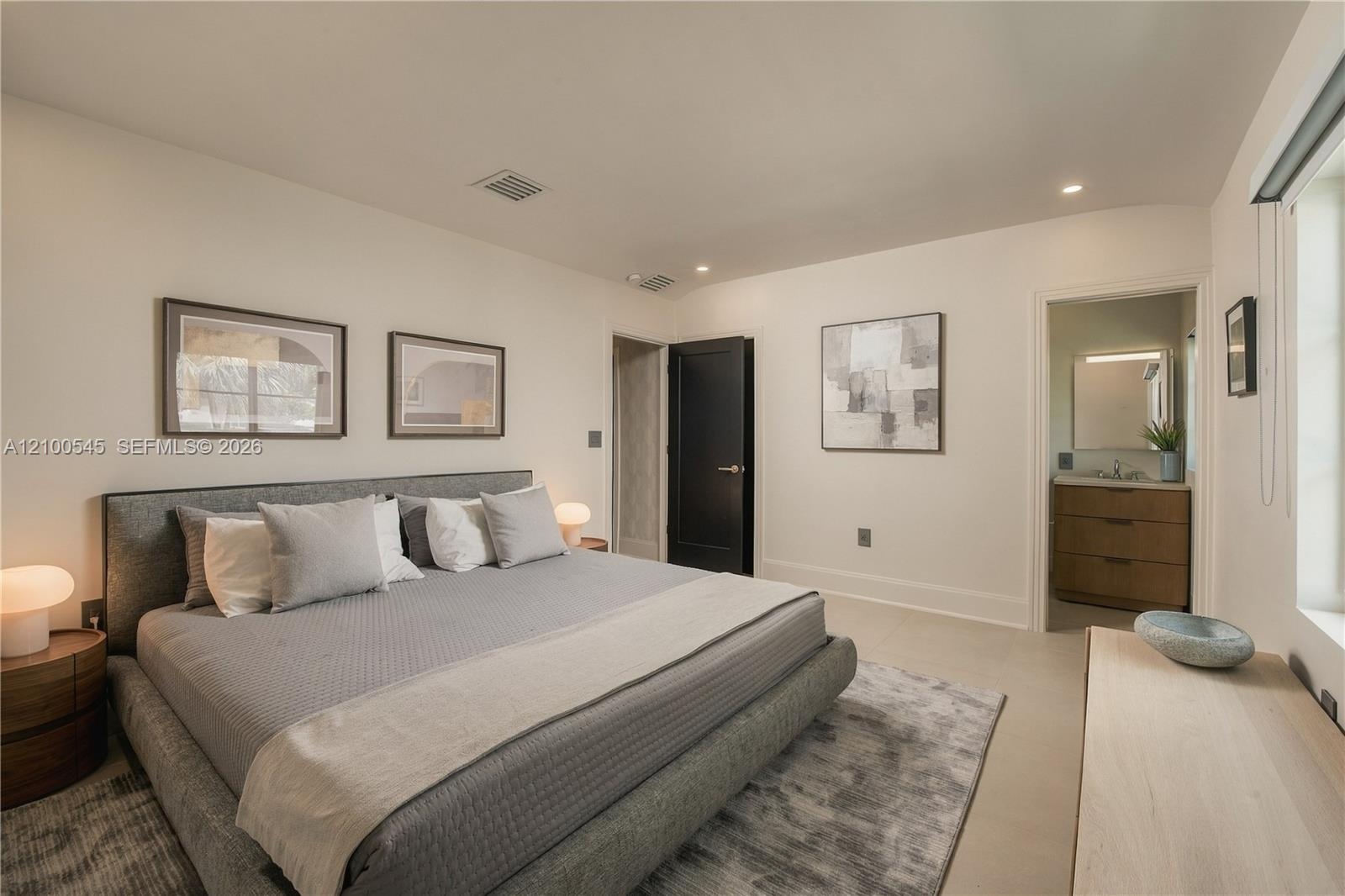 Large 4th Bedroom with en-suite bathroom.