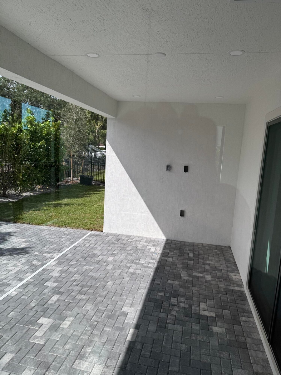 Large Covered Lanai (Pictures Are Not Of Actual Home)