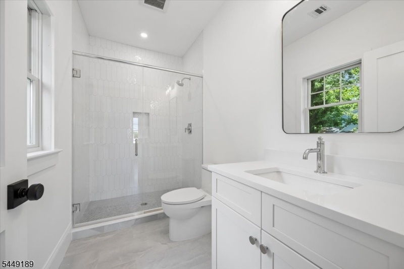 Bedroom 4 Ensuite Bath