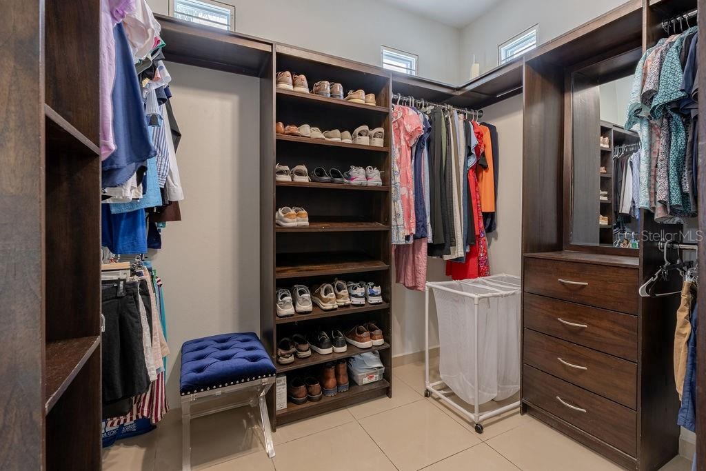 Walking Closet Main Room