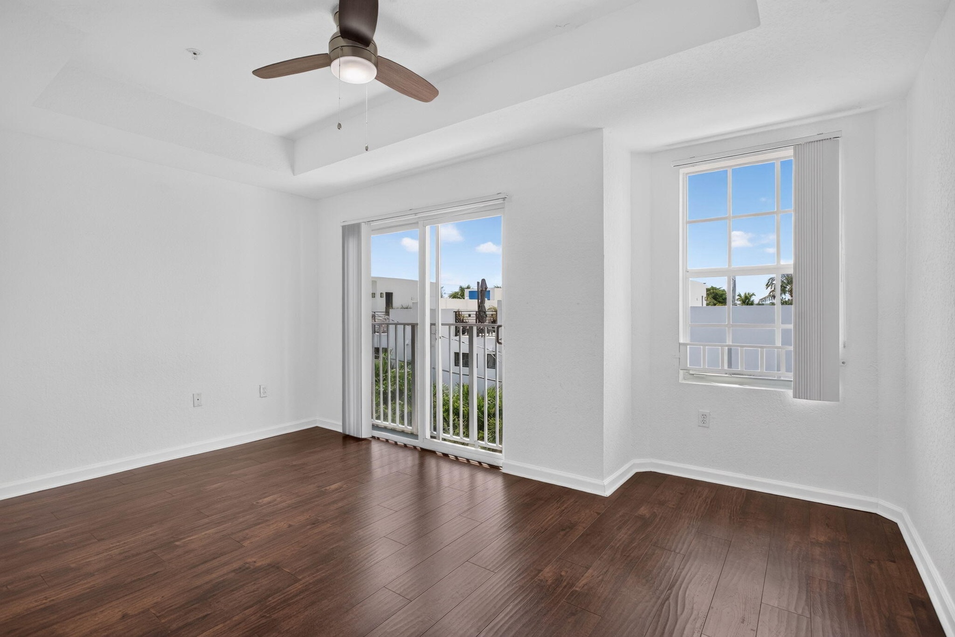 Tray ceiling with recessed lighting