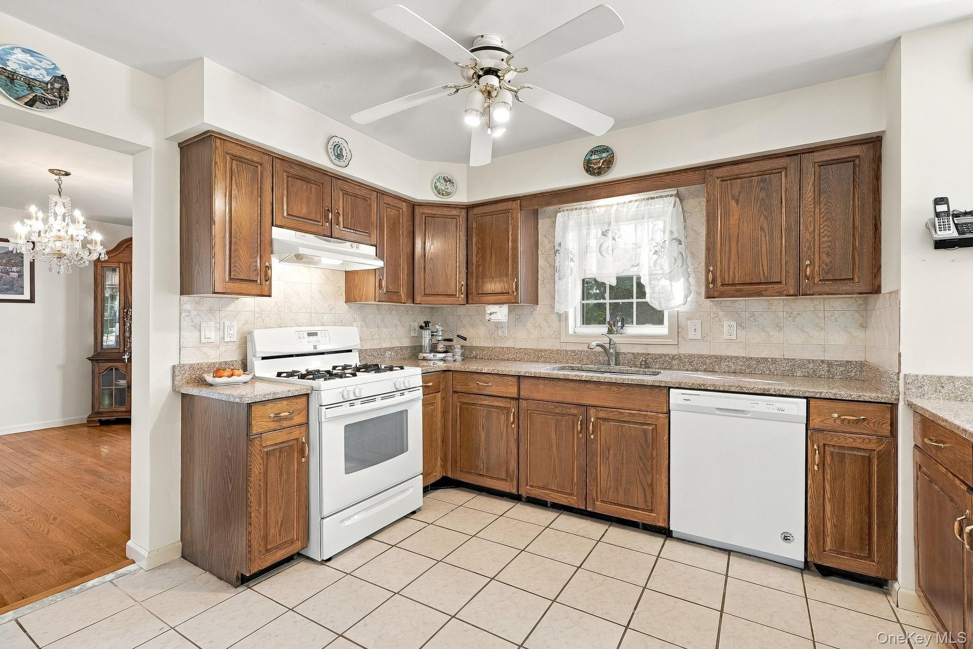 From your morning coffee through dessert at the end of the day - there's plenty of space to cook and create in this kitchen.