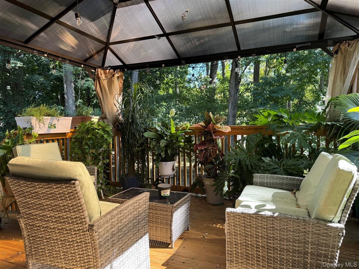 GAZEBO ENCLOSED