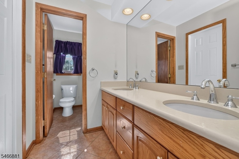 Upstairs Full Bathroom