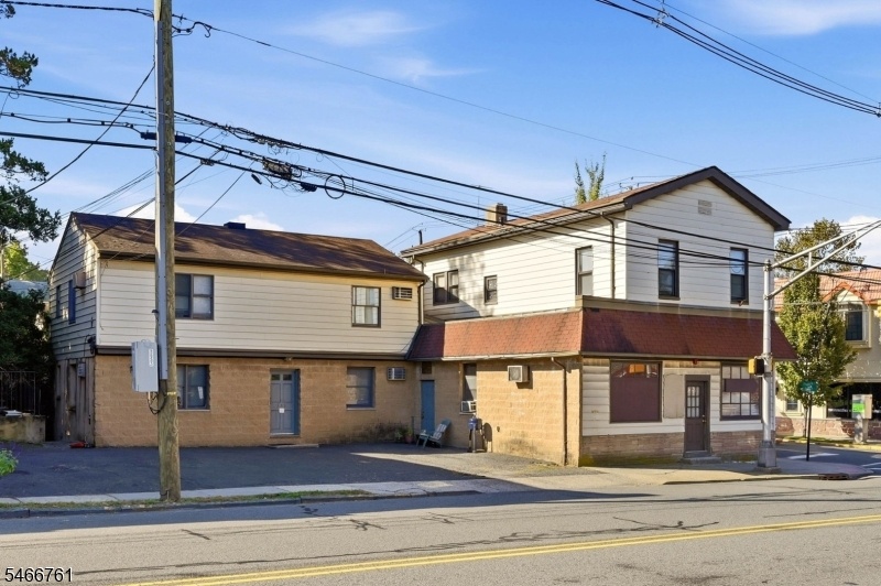 Mixed Use 4 apts/1 commercial