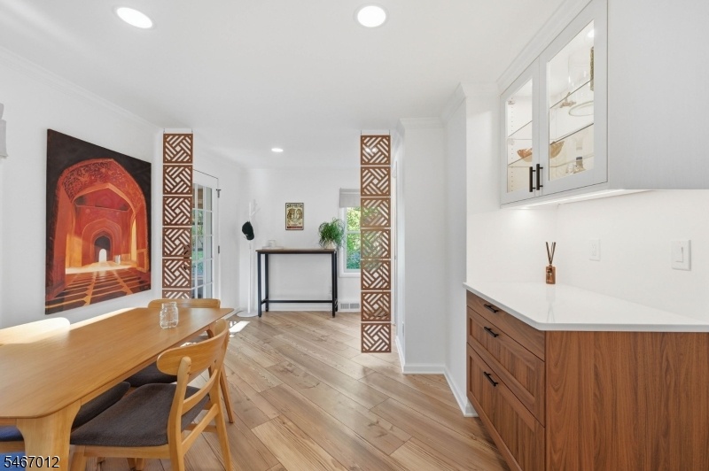 Dining to side entrance