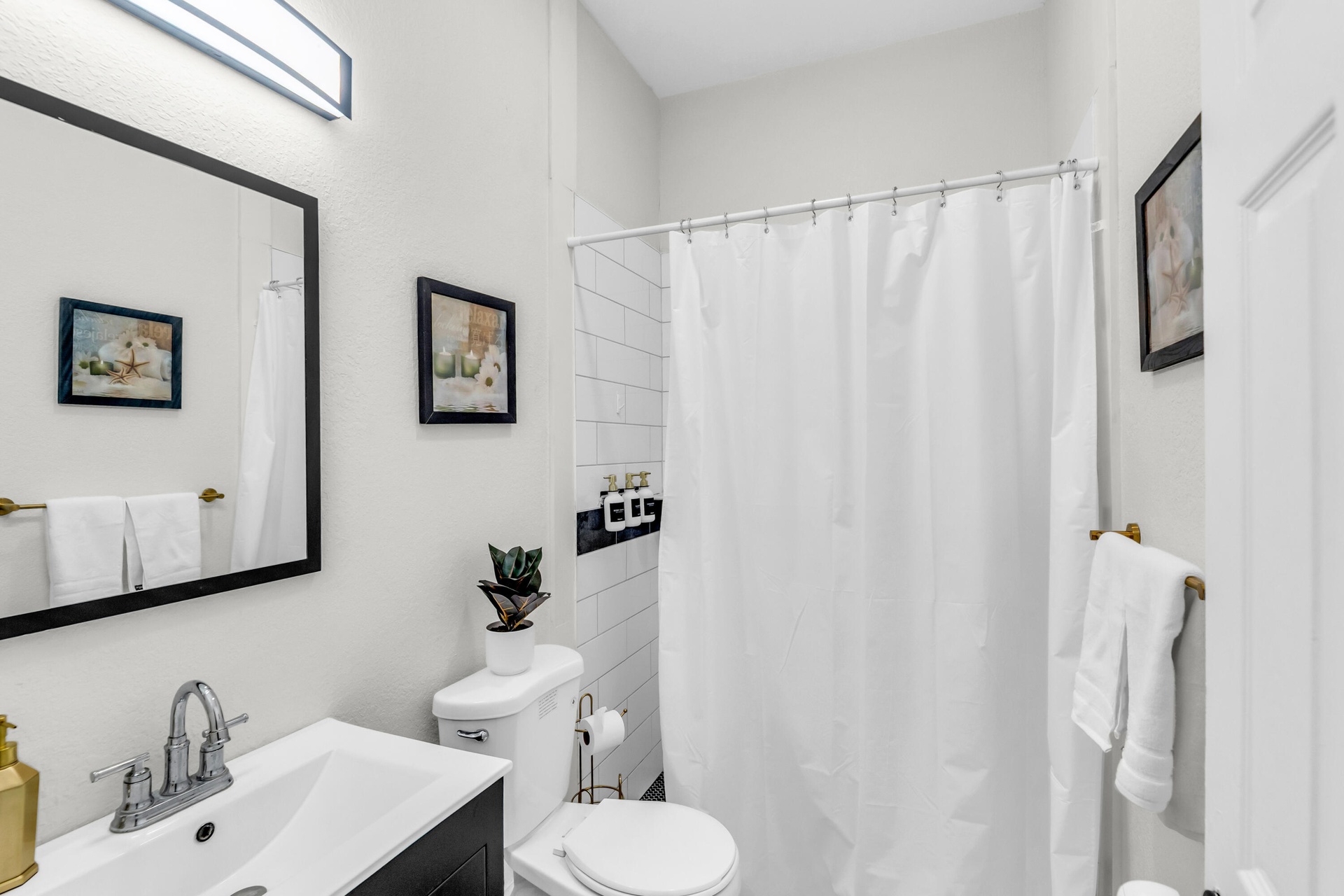 Guest bathroom with tub/shower combo
