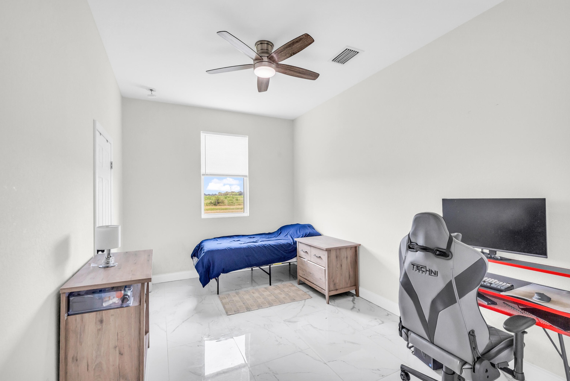 Guest bedroom with ceiling fan