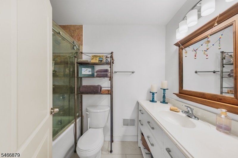 Bathroom U1 L1