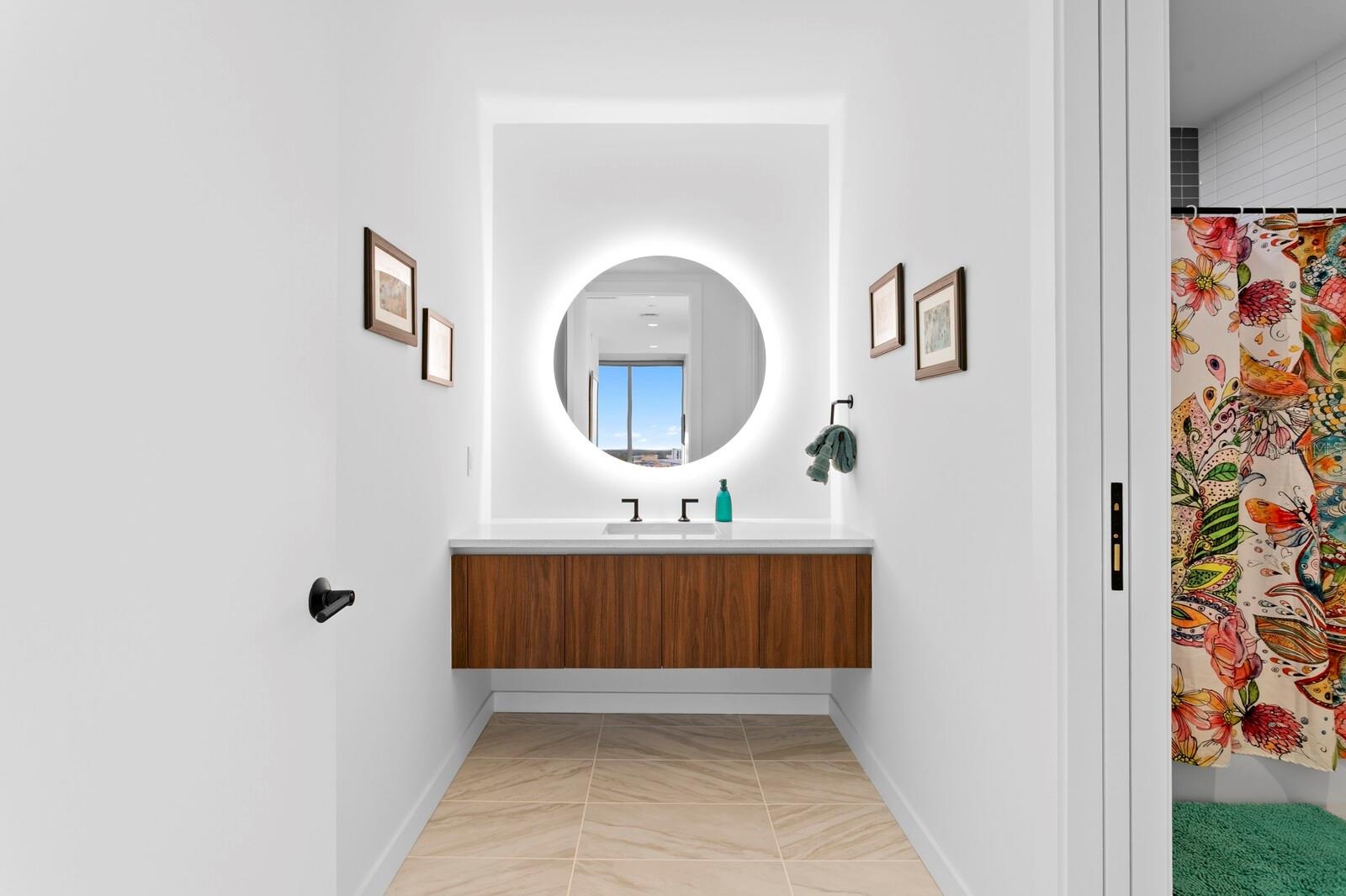 2nd bathroom shower/tub
