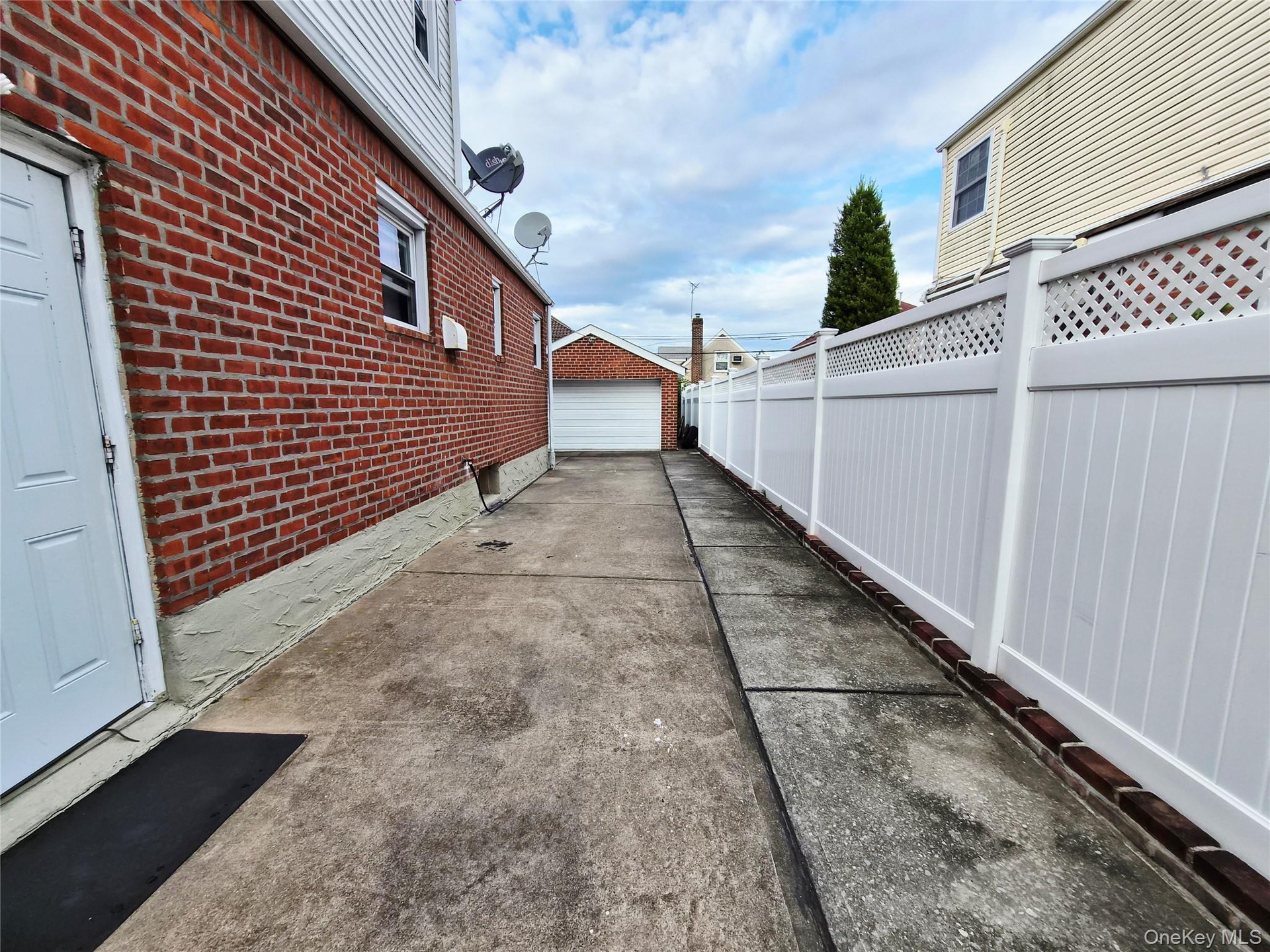 Private Long Driveway & Parking