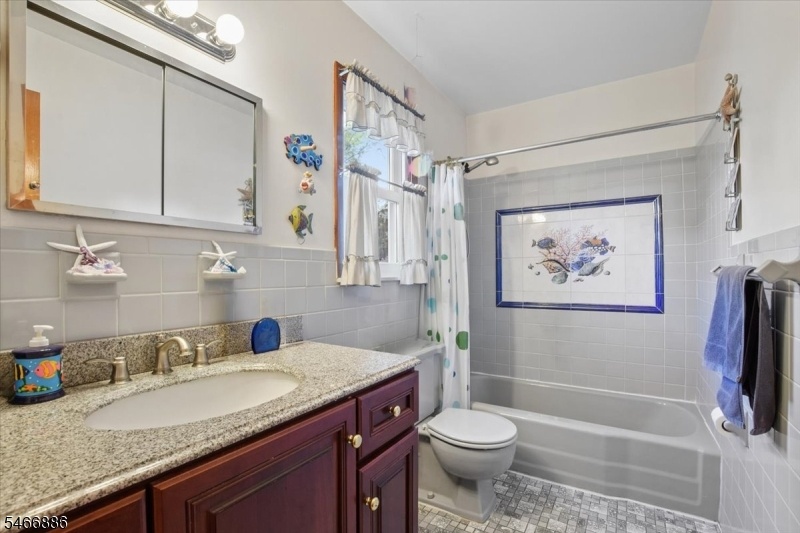2nd Floor Full bath