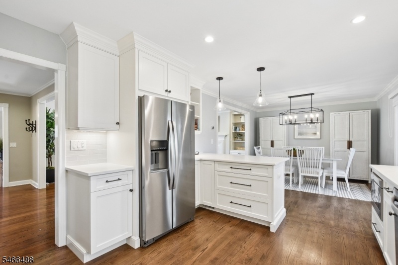 Kitchen with breakfast bar