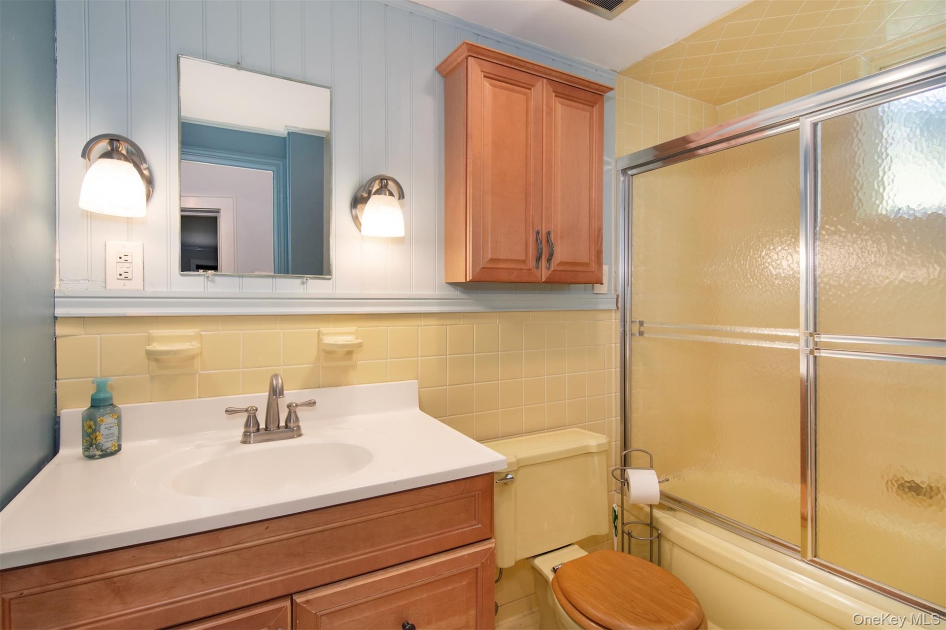 Cheery hall bathroom
