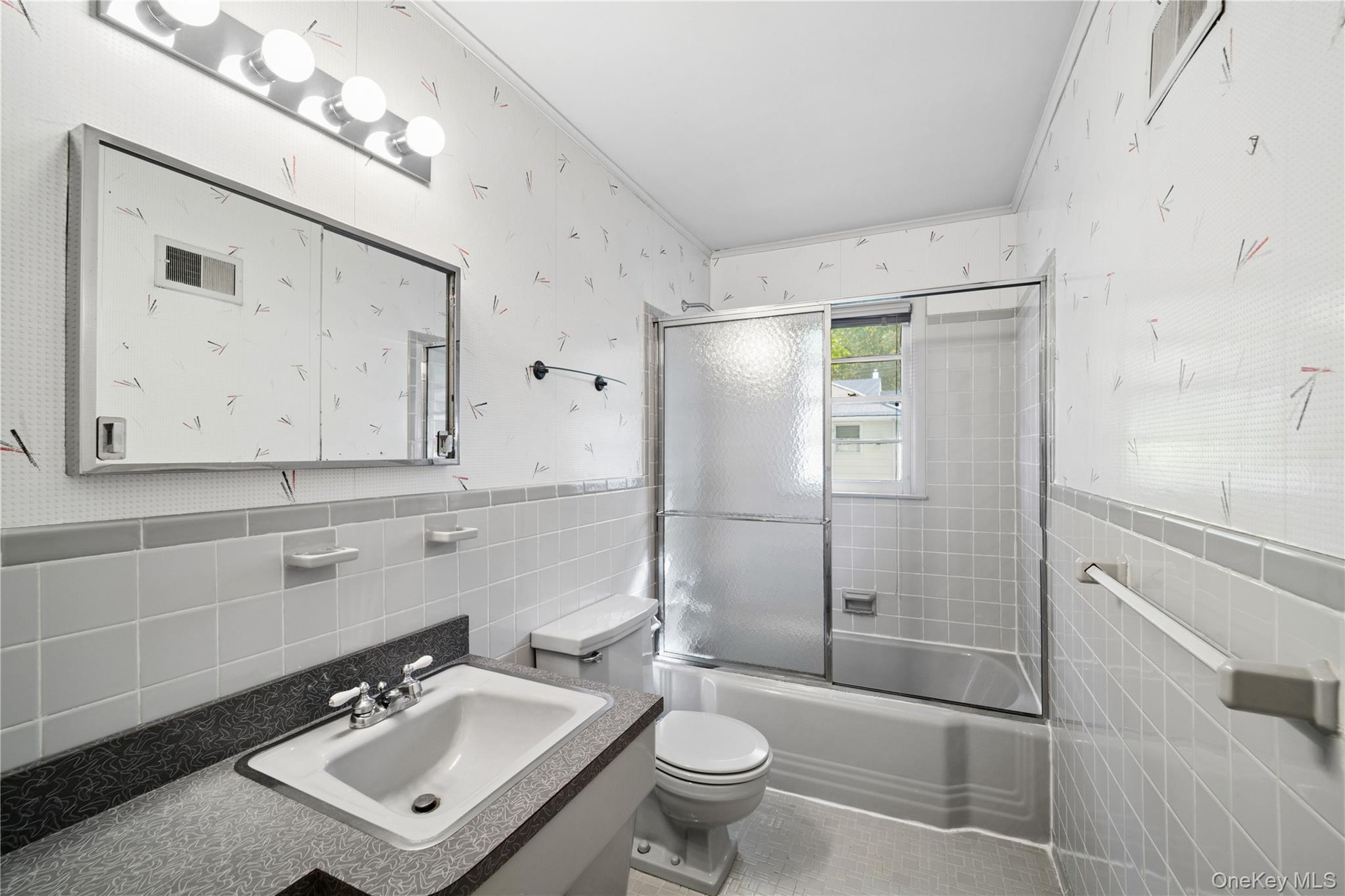 Full Hall Bath