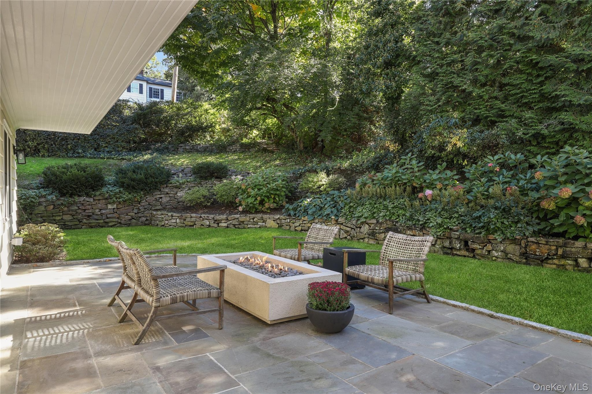 Bluestone patio w/ direct access to family room