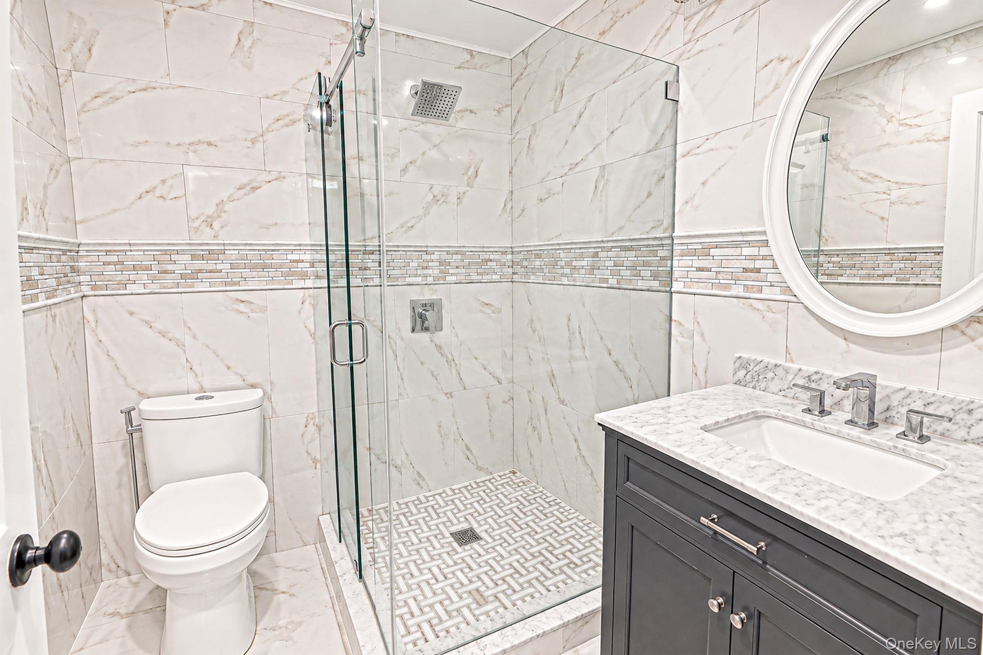 Bathroom Three - off kitchen