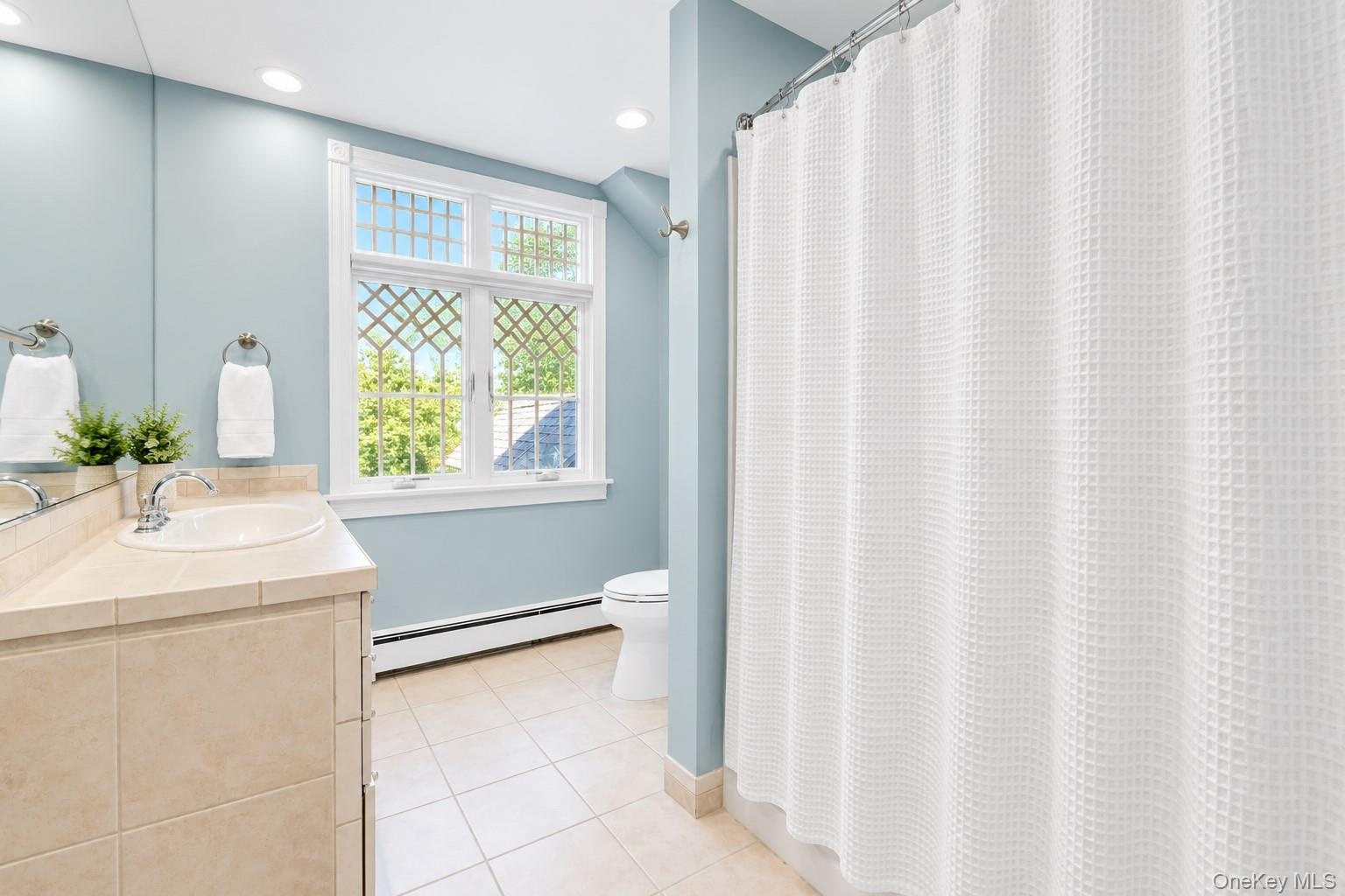 Second Floor Hall Bath With Tub/Shower & Winter Waterviews!