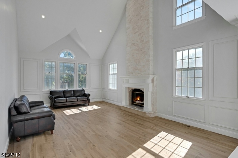 Great room w stone fireplace