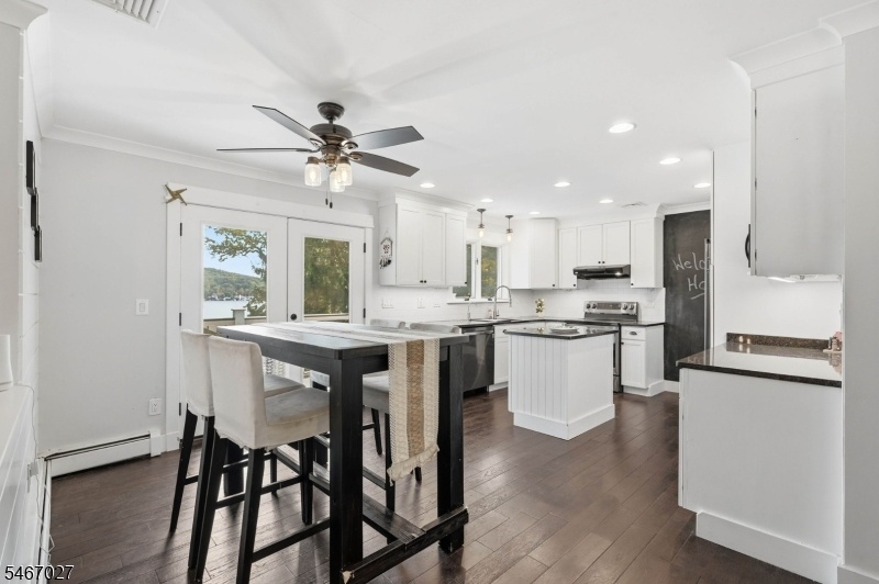 Eat-In Kitchen