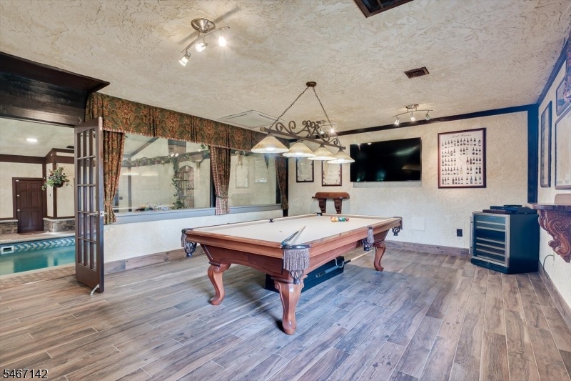 pool house family / billiards