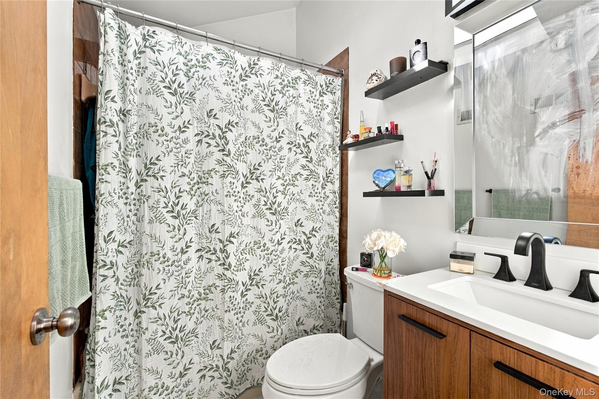 Private full bath in 2nd bedroom suite