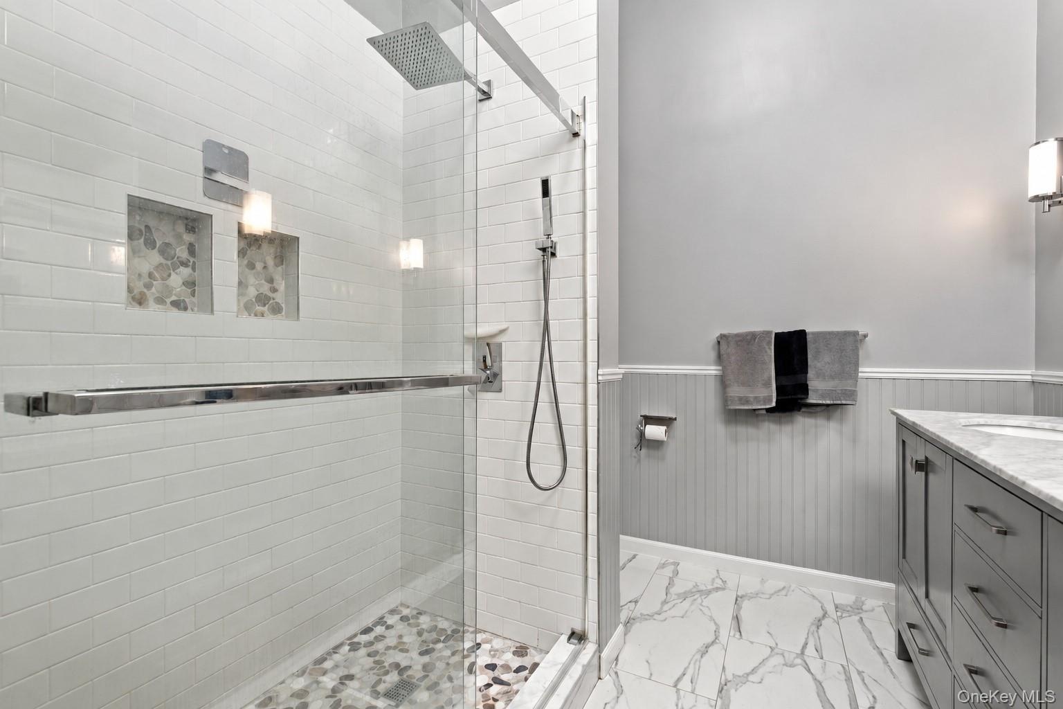 Modern bath w/full view of shower