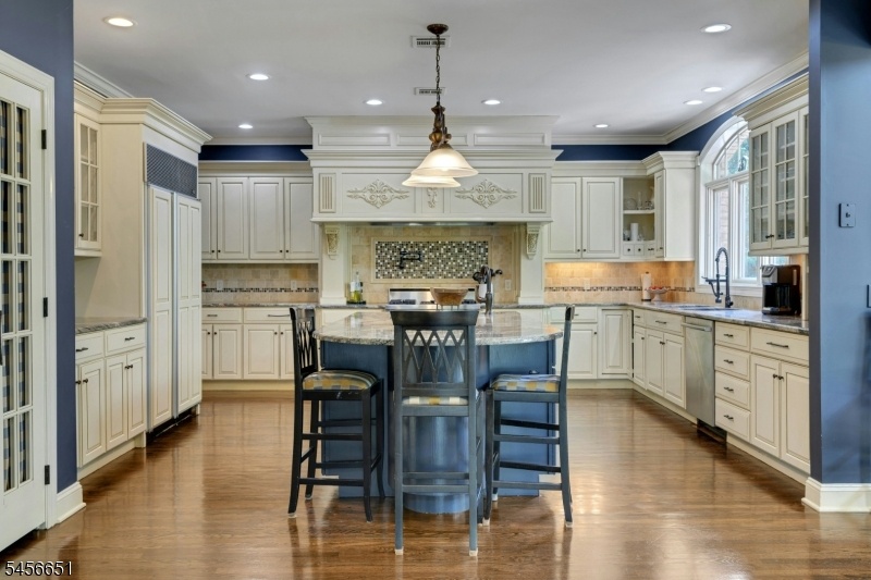 Fab Kitchen with breakfast bar