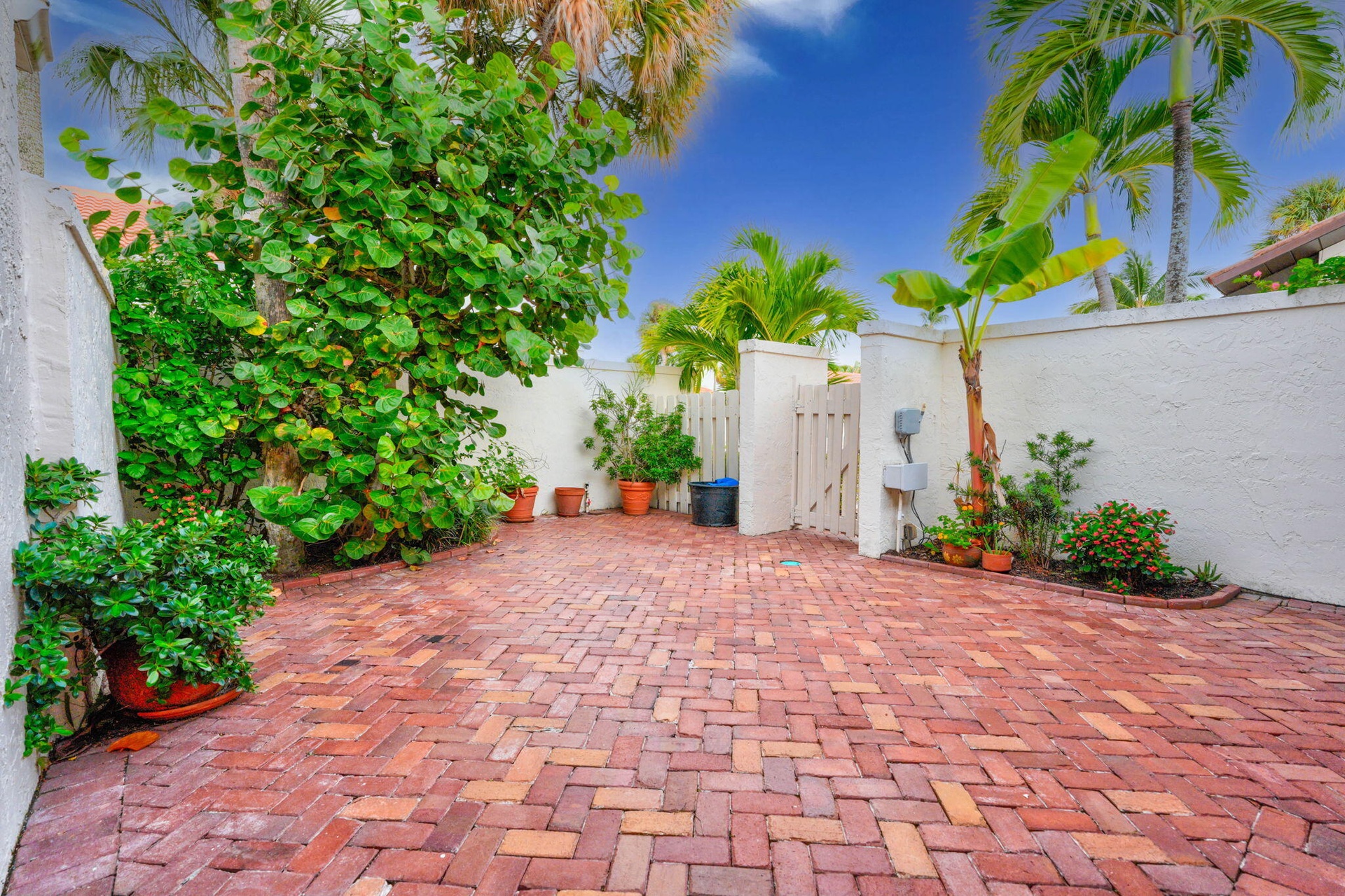 Guest Suite Courtyard w/ Private Entry